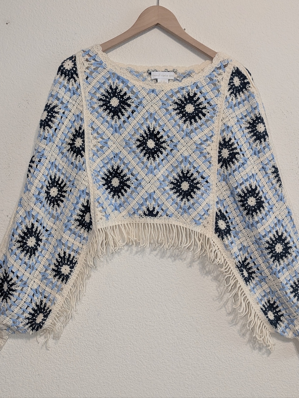 House of Harlow 1960 Festival Boho CrochetFringed Sweater Poncho cream Blue OS